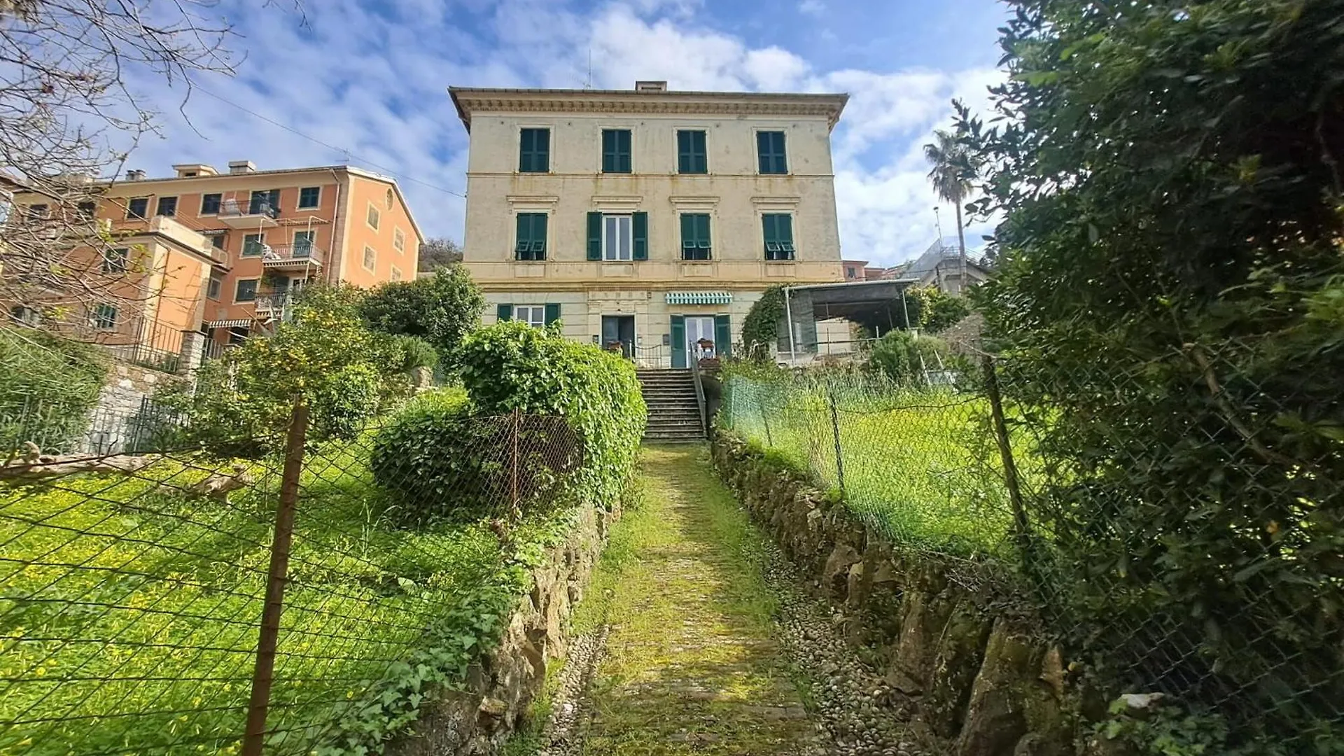 Central Design Flat With Parking, Bogliasco Italy